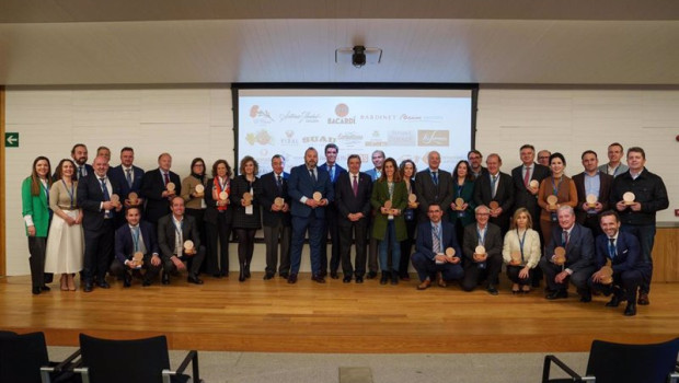 ep el ministro de agricultura luis planas con las empresas premiadas por espirituosos espana