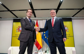 ep el ministro de economia comercio y empresa carlos cuerpo i y el secretario general de la ocde