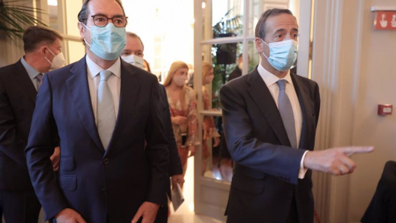 El presidente de la CEOE, Antonio Garamendi (i) y el consejero delegado de CaixaBank, Gonzalo Gortázar (d), a su llegada al desayuno Forum Europa | Eduardo Parra - Europa Press ep el presidente de la ceoe antonio garamendi i y el consejero delegado de caixabank gonzalo
