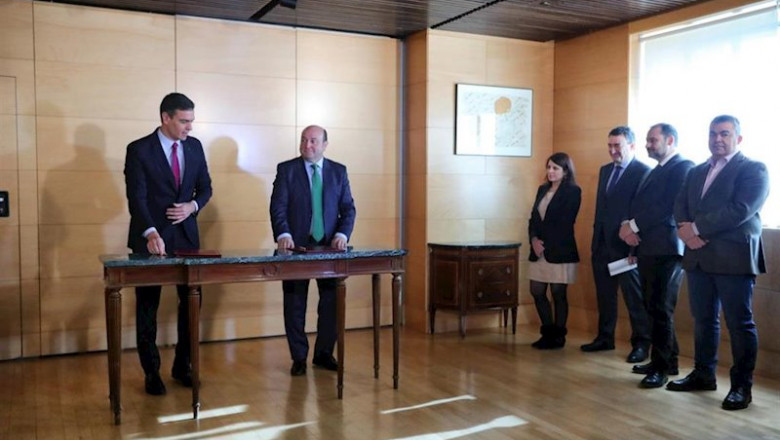 El presidente del Gobierno en funciones, Pedro Sánchez (1i) y el presidente del EBB del PNV, Andoni Ortuzar (2i), durante la firma del acuerdo entre el PSOE y el PNV para la investidura de Pedro Sánchez, junto a la portavoz del PSOE en el Congreso, Adria | Jesús Hellín - Europa Press ep el presidente del gobierno en funciones pedro sanchez 1i y el presidente del ebb del pnv andoni