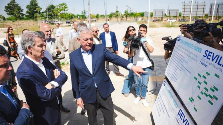 ep el presidente del pp alberto nunez feijoo i acompanado por el alcalde de sevilla jose luis sanz d
