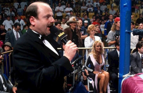 ep howard finkel durante una retransmision de un evento de la wrestlemania