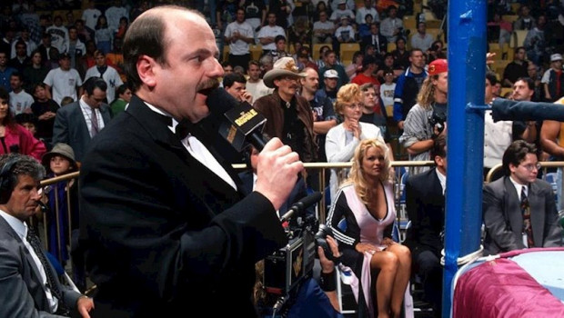 ep howard finkel durante una retransmision de un evento de la wrestlemania