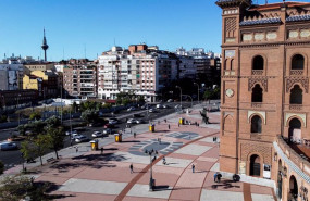 ep huella colocada en madrid por bbva para representar las emisiones de carbono de los espanoles