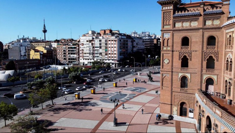 Huella colocada en Madrid por BBVA para representar las emisiones de carbono de los españoles. | BBVA ep huella colocada en madrid por bbva para representar las emisiones de carbono de los espanoles