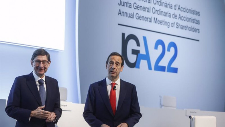 (I-D)El presidente, Jose Ignacio Goirigolzarri, y el consejero delegado, Gonzalo Gortázar Rotaeche, hablan con un accionista en la Junta General de Accionistas, en el Museu de les Ciències de la Ciutat de les Arts i les Ciències, a 8 de abril de 2022, en | Rober Solsona - Europa Press ep i del presidente jose ignacio goirigolzarri y el consejero delegado gonzalo gortazar rotaeche