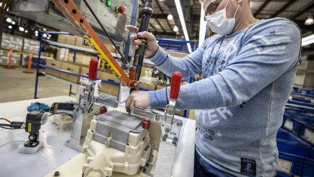 ep imagen de un trabajador de ford produciendo un respirador