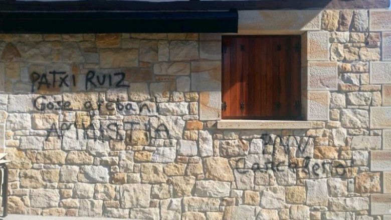 Imagen del batzoki de Larrabetu atacado con pintadas | PNV ep imagen del batzoki de larrabetu atacado con pintadas