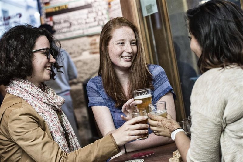 ep jovenes tomando cerveza