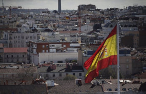 ep la bandera de espana en una visual de los tejados de madird desde la torre colon
