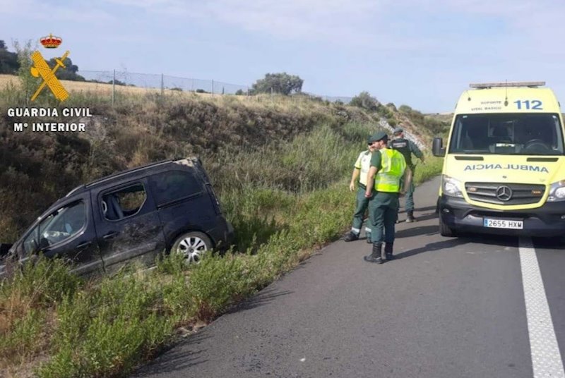 ep la guardia civil atiende un accidente de trafico en la ap-15 ep la guardia civil atiende un accidente de trafico en la ap-15