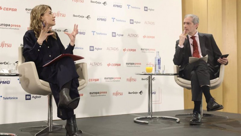 La ministra de Transportes, Movilidad y Agenda Urbana, Raquel Sánchez, conversa con el director de Europa Press, Javier García Vila, en un desayuno informativo de Europa Press, en el Hotel Hyatt Regency Hesperia Madrid, a 3 de marzo de 2022, en Madrid (Es | Eduardo Parra - Europa Press ep la ministra de transportes movilidad y agenda urbana raquel sanchez conversa con el director de