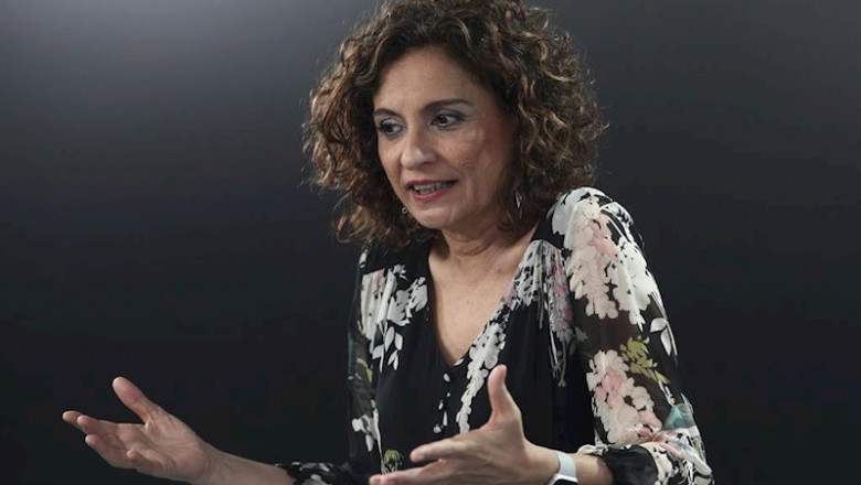 La ministra portavoz y de Hacienda, María Jesús Montero, habla con los periodistas tras comparecer en rueda de prensa posterior al Consejo de ministros celebrado en Moncloa, en Madrid (España), a 28 de julio de 2020. | Eduardo Parra - Europa Press ep la ministra portavoz y de hacienda maria jesus montero habla con los periodistas tras comparecer