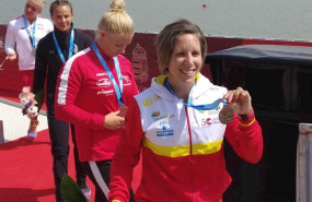 ep la piraguista espanola teresa portela muestra su medalla en el mundial 2019