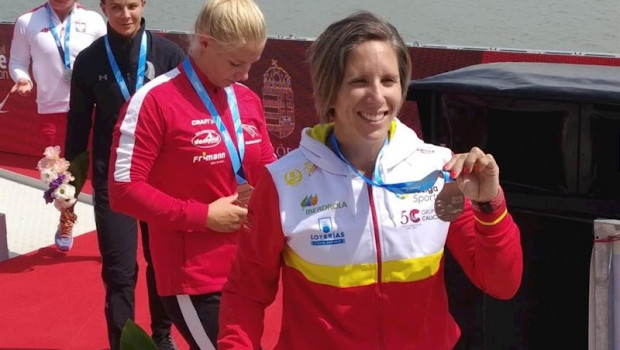 ep la piraguista espanola teresa portela muestra su medalla en el mundial 2019