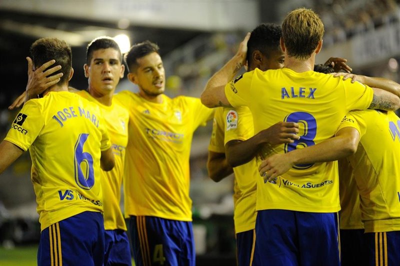 ep los jugadores del cadiz cf celebran un gol