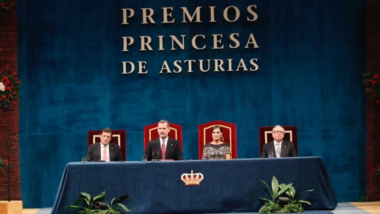 Los Reyes Felipe y Letizia, el presidente de Asturias, Javier Fernández y el presidente de la Fundación Princesa de Asturias, Luis Fernández-Vega, durante la ceremonia de entrega de los Premios Princesa de Asturias en el teatro Campoamor. | Casa Real - Archivo ep los reyes felipe y letizia el presidente de asturias javier fernandez y el presidente de la