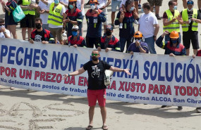 ep los trabajadores de alcoa toman junto a sus familias la emblematica playa de as catedrais en
