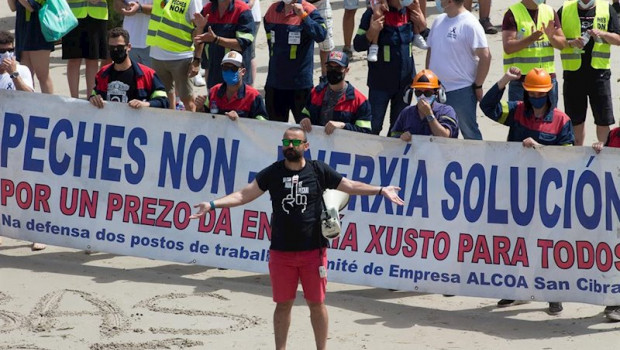 ep los trabajadores de alcoa toman junto a sus familias la emblematica playa de as catedrais en