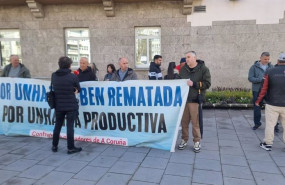 ep mariscadores y mariscadores de la ria de o burgo en una nueva concentracion ante la delegacion
