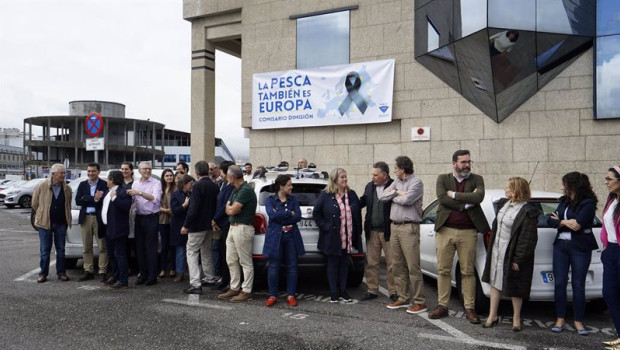 ep miembros de la cooperativa de armadores de pesca del puerto de vigo arvi protestan contra las