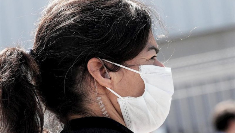 Miembros de seguridad con mascarilla escoltan al presidente del gobierno, Pedro Sánchez, durante la visita que ha realizado a las instalaciones interiores de la empresa Hersill, donde gracias al programa de reorientación de líneas industriales y producció | Eduardo Parra - Europa Press ep miembros de seguridad con mascarilla escoltan al presidente del gobierno pedro sanchez durante la 20200406110003