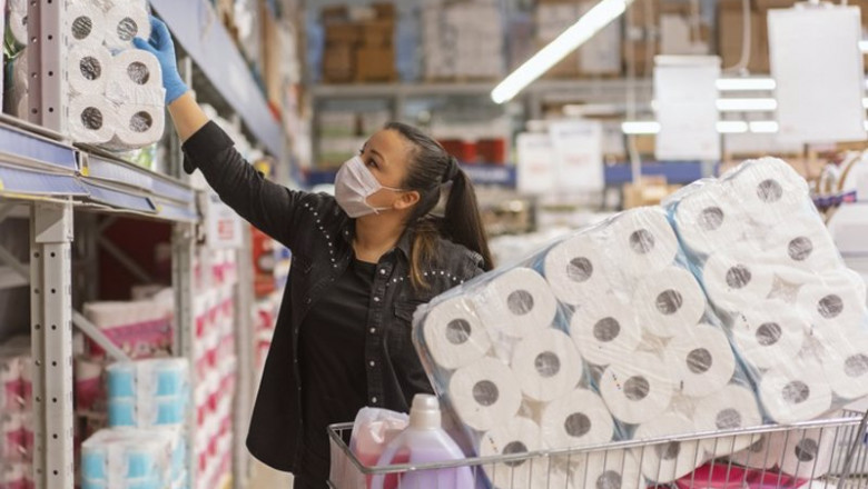 ep mujer comprando papel higienico en el supermercado