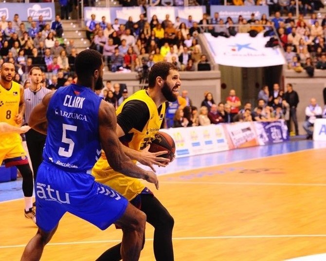 ep nikola mirotic intenta zafarse de un rival en el burgos - bara