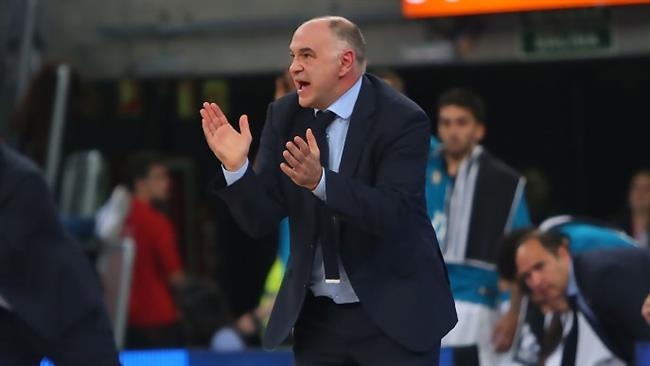 Pablo Laso aplaude a sus jugadores | ACB PHOTO/A.ARRIZABALAGA ep pablo laso aplaudesus jugadores