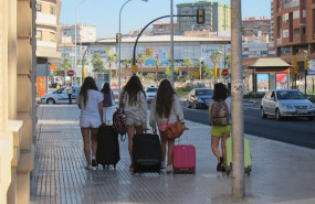 ep turistas con maletas en una estacion de malaga