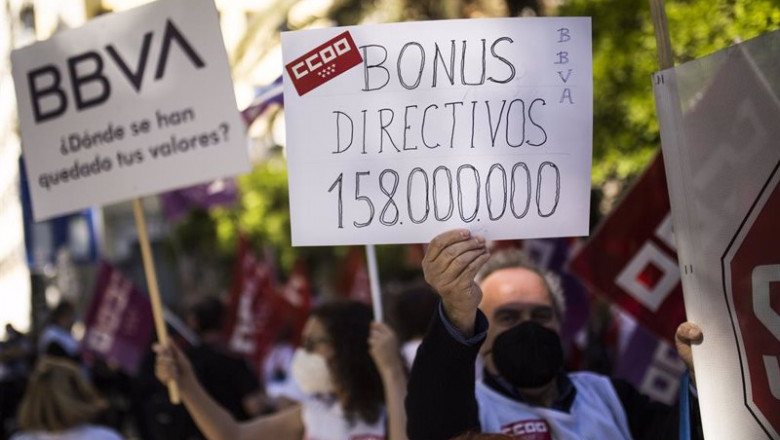ep un hombre sujeta un cartel en el que se lee bonus directivos 158000000 durante una concentracion ep un hombre sujeta un cartel en el que se lee bonus directivos 158000000 durante una concentracion