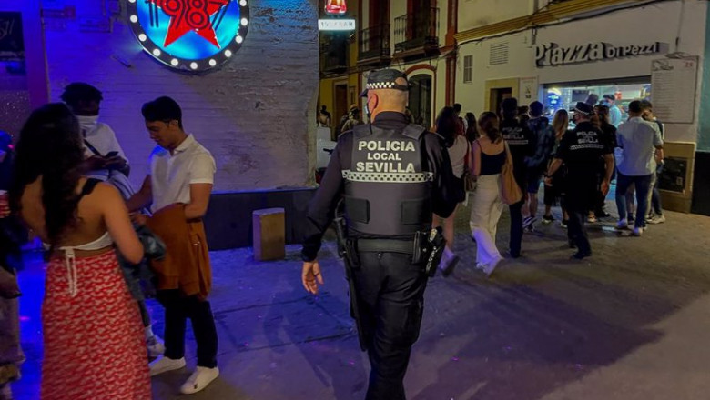ep un policia municipal de sevilla le recrimina a un joven que esta esperando a la puerta de una ep un policia municipal de sevilla le recrimina a un joven que esta esperando a la puerta de una