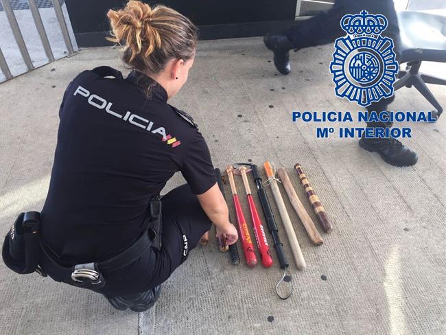 Una agente de la Policía Nacional requisa objetos durante la Operación Minerva | POLICÍA NACIONAL ep una agentela policia nacional requisa objetos duranteoperacion minerva