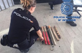 ep una agentela policia nacional requisa objetos duranteoperacion minerva