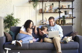 ep una familia utilizando un ordenador portatil