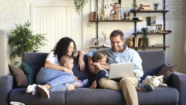 ep una familia utilizando un ordenador portatil