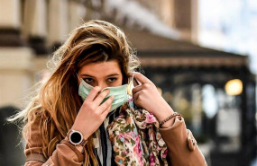 ep una joven se coloca una mascara en milan tras la alerta por el coronavirus