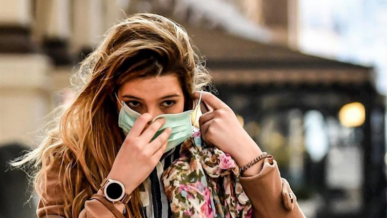 Una joven se coloca una máscara en Milán. | Claudio Furlan/LaPresse via ZUMA / DPA ep una joven se coloca una mascara en milan tras la alerta por el coronavirus