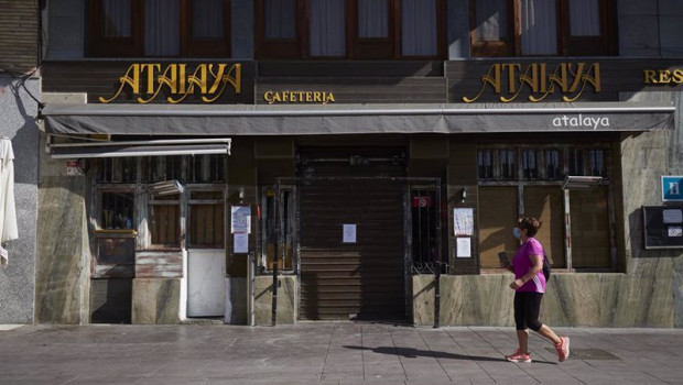 ep una mujer pasa junto al cartel en el cierre de la cafeteria atalaya en la localidad de peralta en