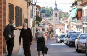 ep una pareja anda por la calle de un pueblo