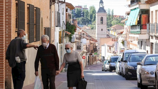 ep una pareja anda por la calle de un pueblo