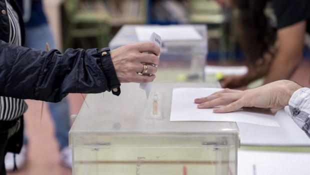 ep una persona mete su voto en la urna en un colegio electoral a 28 de mayo de 2023 en madrid espana
