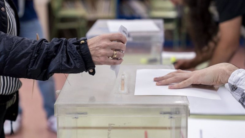 ep una persona mete su voto en la urna en un colegio electoral a 28 de mayo de 2023 en madrid espana ep una persona mete su voto en la urna en un colegio electoral a 28 de mayo de 2023 en madrid espana