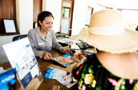 ep una recepcionista atiende a una turista