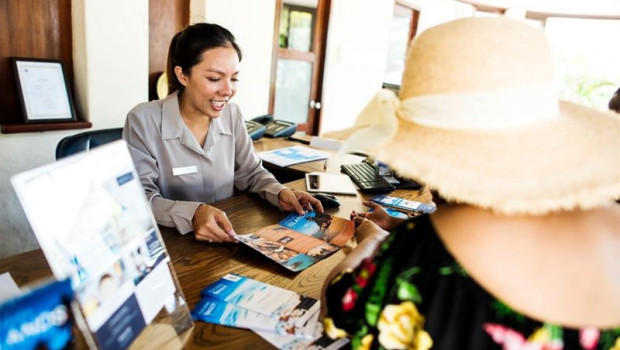 ep una recepcionista atiende a una turista