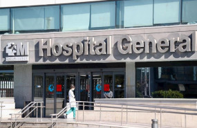 ep una sanitaria protegida con mascarilla entra al hospital la paz