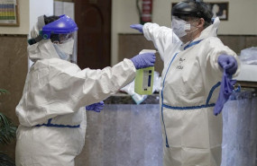 ep una trabajadora desinfecta a un doctor en una residencia de mayores