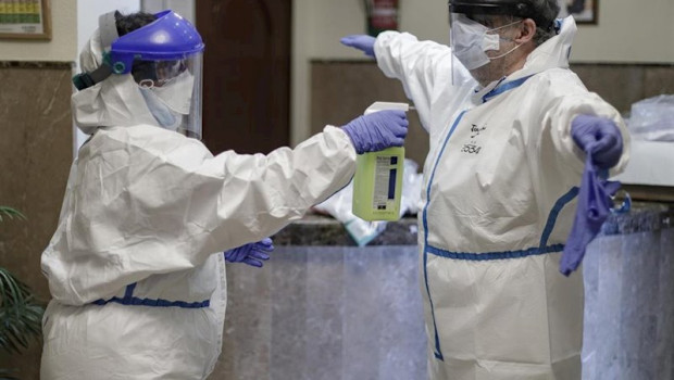 ep una trabajadora desinfecta a un doctor en una residencia de mayores