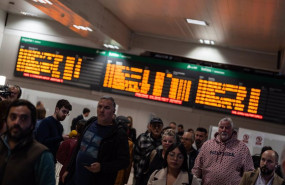 ep varias personas con maletas en la estacion de tren de chamartin a 21 de octubre de 2024 en madrid