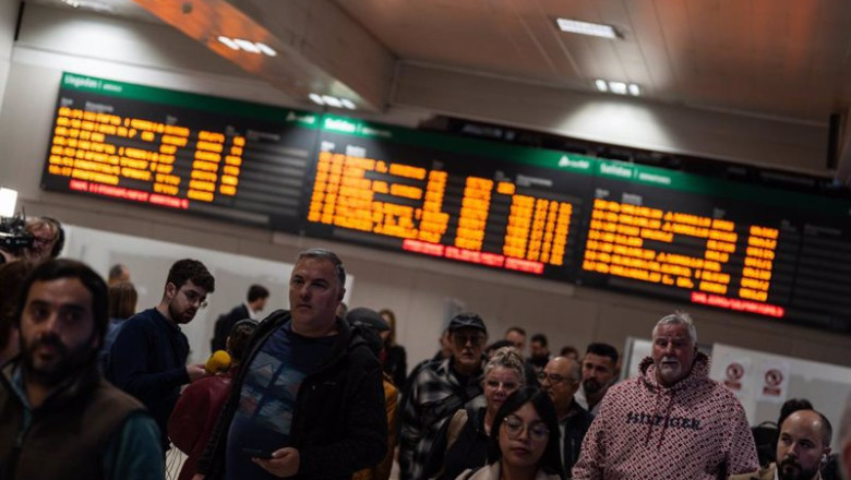Varias personas con maletas en la estación de tren de Chamartín, a 21 de octubre de 2024, en Madrid | Matias Chiofalo - Europa Press ep varias personas con maletas en la estacion de tren de chamartin a 21 de octubre de 2024 en madrid